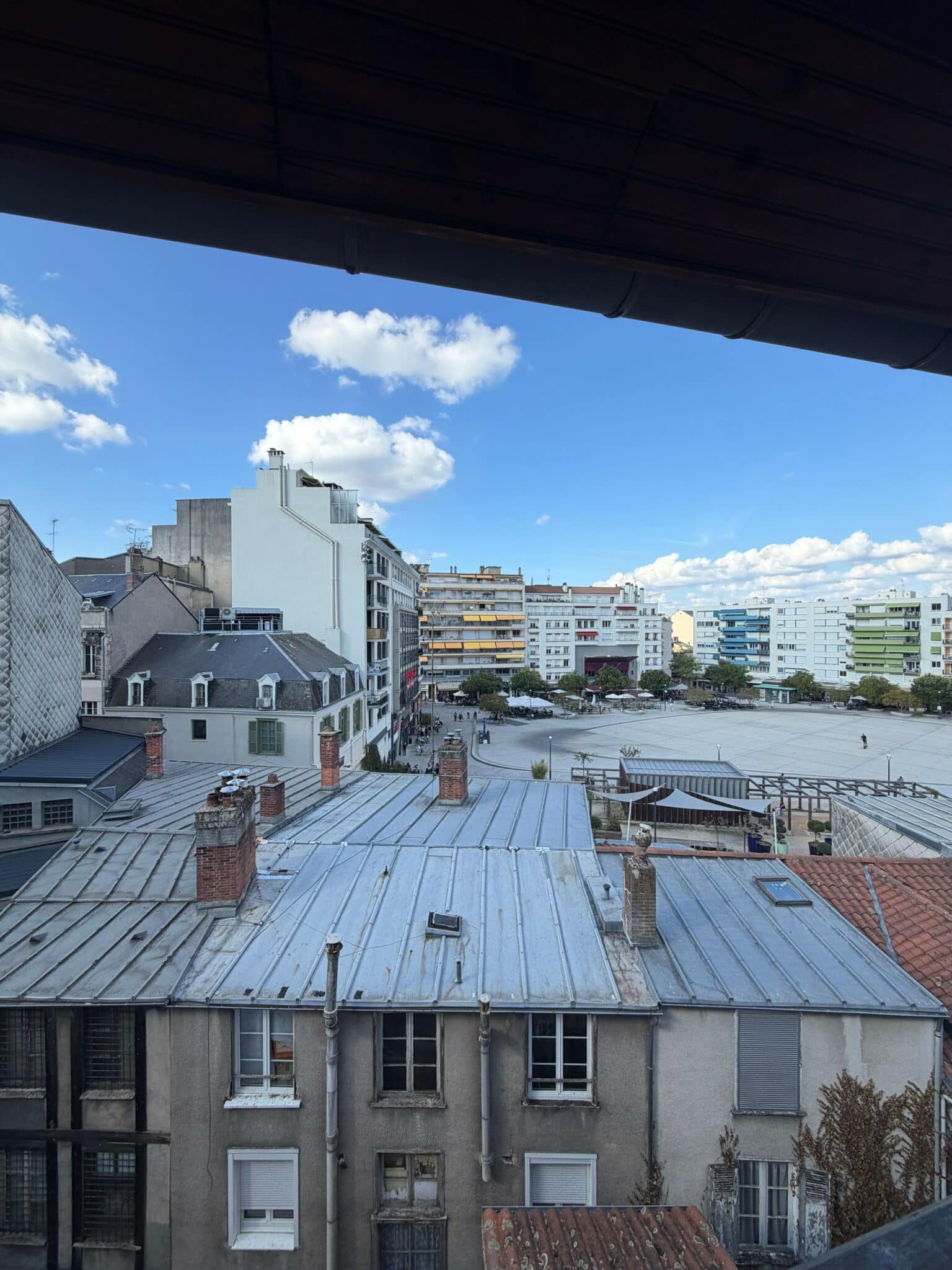 Vue sur la place de la République depuis l'appartement, Limoges