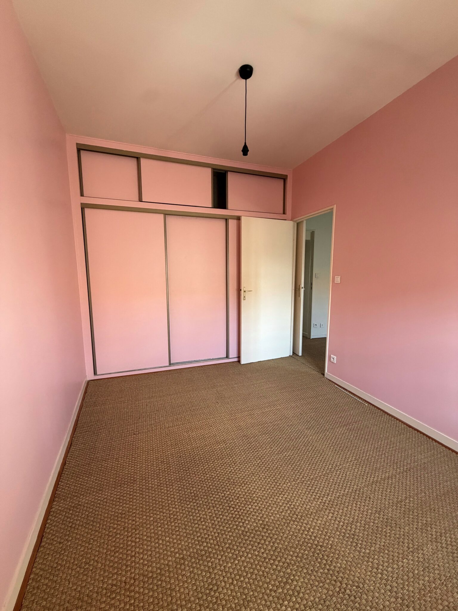 Chambre du T2 à louer centre-ville Limoges