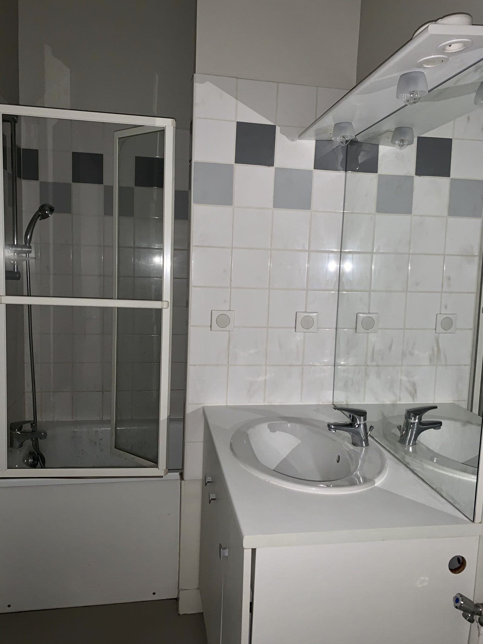 Salle de bains avec meuble vasque du T3, Limoges