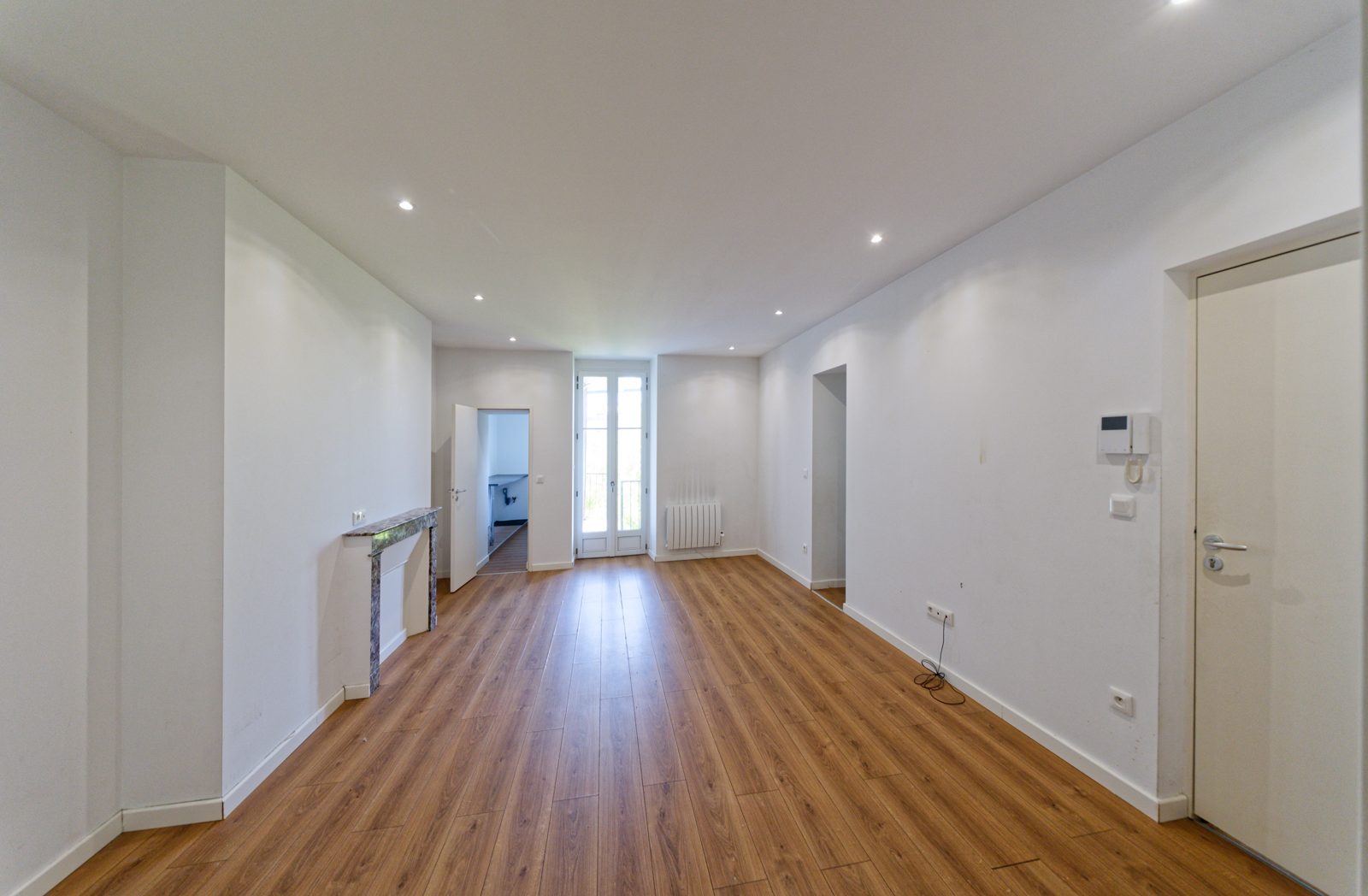 Grande pièce de vie avec parquet