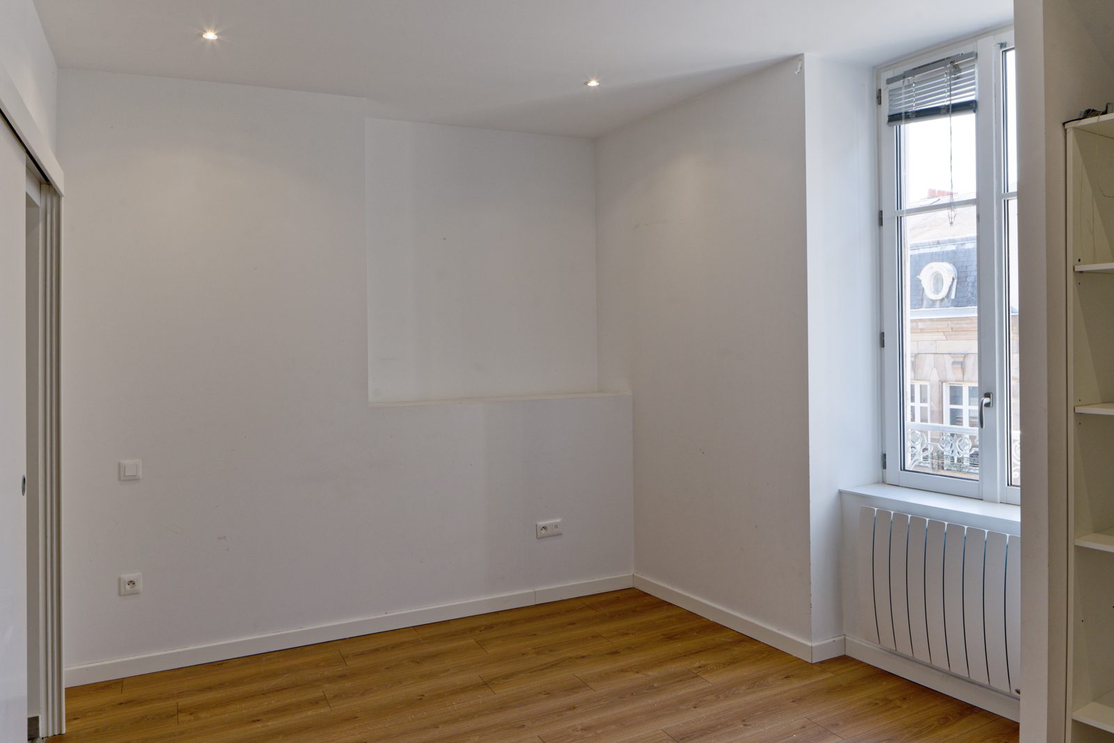 Première chambre lumineuse avec rangements